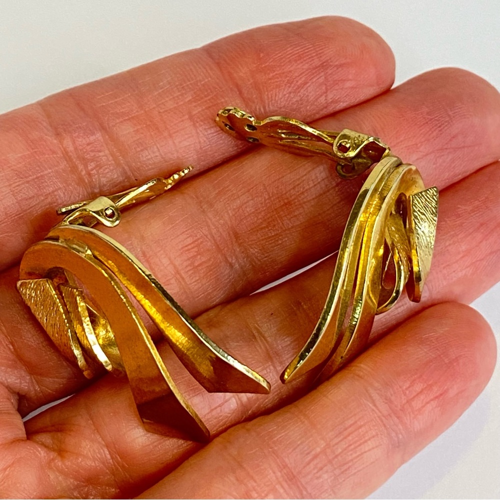 Alice Caviness Gold Tone Modernist Swirl Clip On Earrings Vintage Jewelry - Picture 7 of 12